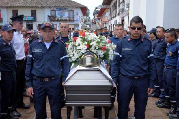 Bomberos de Caldas despiden a compañero fallecido en accidente