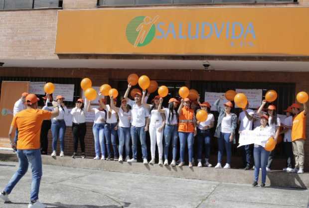 Con globos y mensajes relacionados a la situación que viven, los empleados de Saludvida de Manizales alegaron por su futuro.