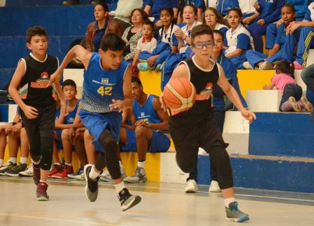 Juan David Galvis (con el balón), figura en la final infantil del Torneo Nacional de Baloncesto que terminó ayer. Su talento no 