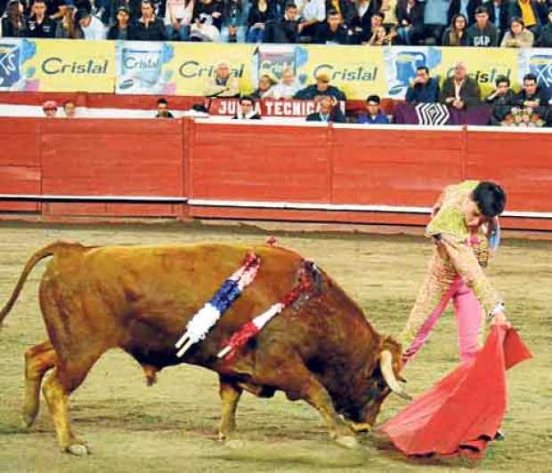 Foto | Freddy Arango | LA PATRIA El novillero Cristian Castañeda tuvo buenas series con la muleta y demostró su crecimiento tore