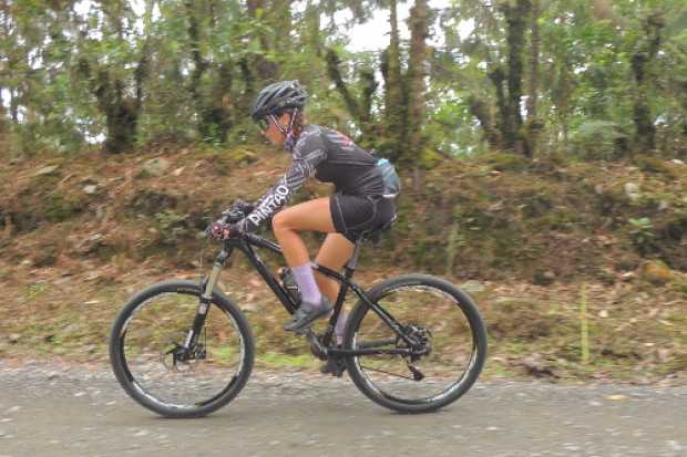 La caldense Laura Victoria Henao, de Interlans, se prepara para la Vuelta a Colombia Femenina.