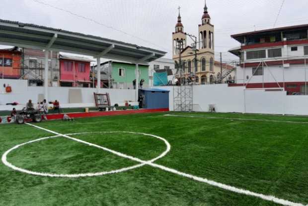 La cancha sintética de El Carmen se entregará hoy a la comunidad. 