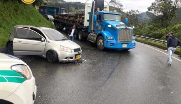 Autoridades atienden colisión sobre la vía Manizales-Bogotá Autoridades atienden colisión sobre la vía Manizales-Bogotá