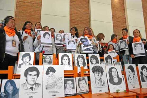 Familiares de víctimas del Palacio de Justicia se manifiestan luego de la sesión de la CorteIDH en Bogotá. 