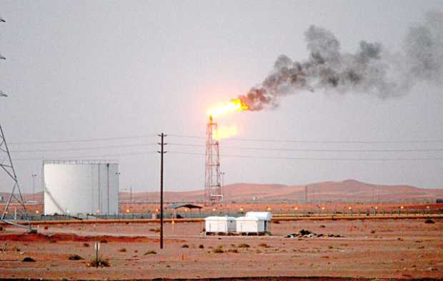 Foto | EFE | LA PATRIA  Aramco, la mayor petrolera del mundo, opera al 50% por un ataque hutí en Arabia Saudí.