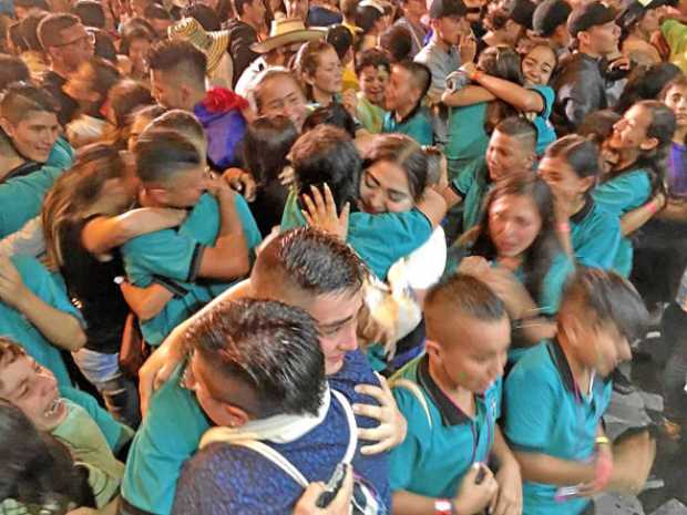 Foto | Cortesía | LA PATRIA Los integrantes de la Banda de Música de la Institución Educativa Pío XII, de Salamina, se abrazaron