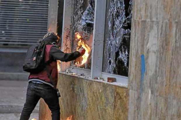 En medio de los disturbios, estudiantes, afuera del edificio, exigían calma. Gritaban ‘¡fuera!’ y veían, aterrados, cómo había t