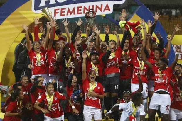 Las jugadoras del América celebran su primer título en la Liga Profesional Femenina tras ganarle a final a Independiente Medellí