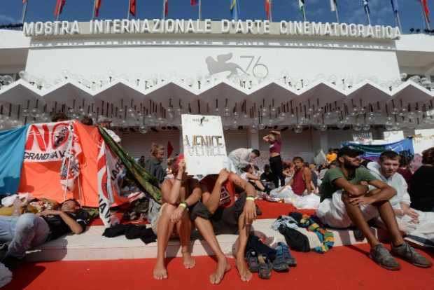 Activistas ocuparon la alfombra roja de Mostra Internacional de Cine de Venecia
