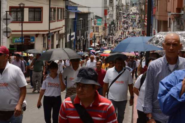 Los docentes marcharon de nuevo por las calles de Mannizales para exigir protección, salud y financiación.