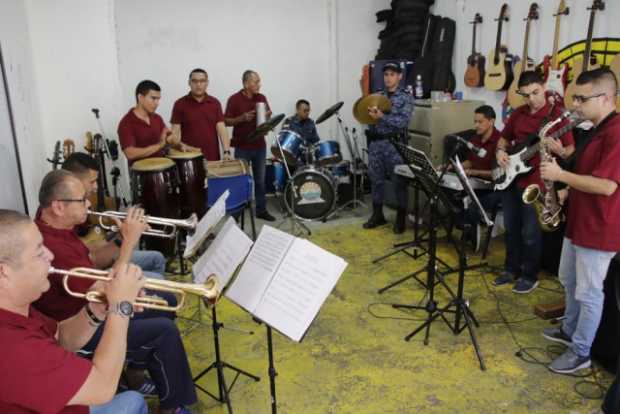 El jueves, cuando este medio tuvo permiso para ingresar al penal, la orquesta Fusión Latina estaba en pleno ensayo.