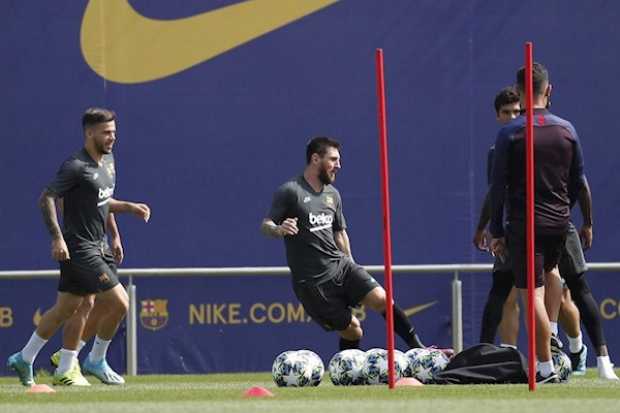 Lionel Messi durante el entrenamiento del Barcelona. Hoy podría reaparecer después de su lesión. 