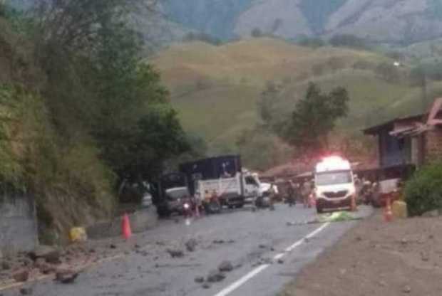 Sitio donde cayeron las rocas y murió el motociclista. 