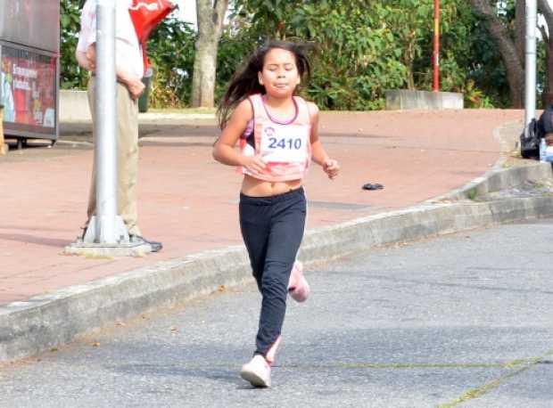 Melani Arroyave, la campeona en la categoría 8-9 años a pocos metros de cruzar la meta. 