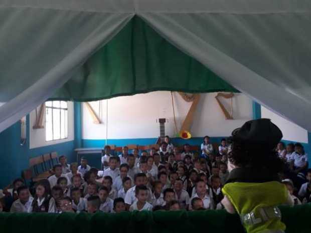 Convivir es la función con los títeres Convivir es la función con los títeres