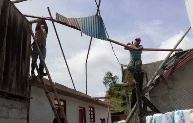 Creciente de quebradas y casas destechadas en Pensilvania (Caldas) tras lluvias de esta madrugada