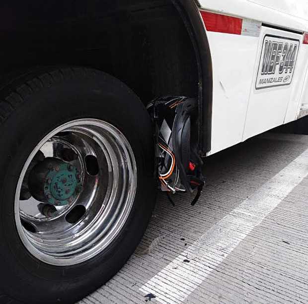 El casco quedó entre la llanta del bus en Manizales