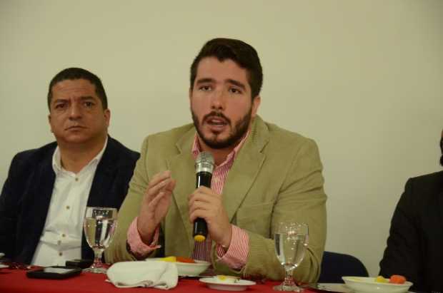 Representante liberal a la Cámara por Caldas, José Luis Correa, con el diputado liberal Óscar Alonso Vargas.