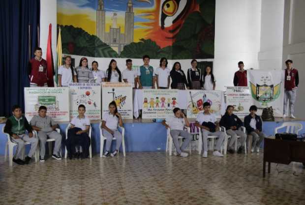 La República Juvenil del colegio Antonio José Giraldo, de La Merced, con su presidente, vicepresidente, ministros y colaboradore
