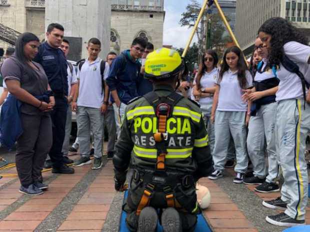 Estudiantes del Lans pendientes del ejemplo de un policía rescatista, que les enseñó algunas formas para prestar los primeros au