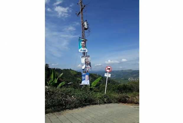 Ciudadanos denunciaron estos tres pendones en un poste en la vereda San Peregrino.