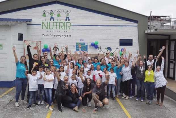 Entrega de raciones de comida en la Fundación Nutrir