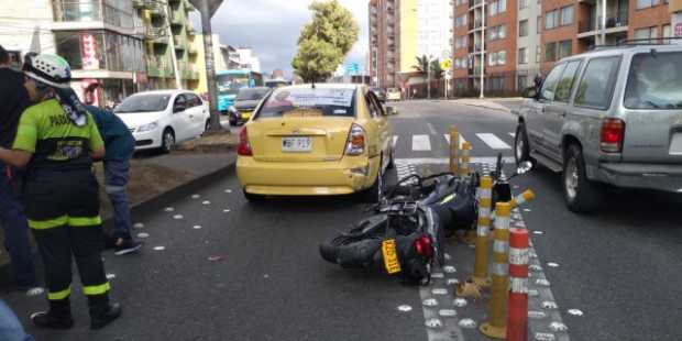 Colisiona una moto contra un taxi