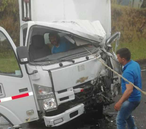 Camión colisiona con objeto fijo en la vía Manizales - Bogotá