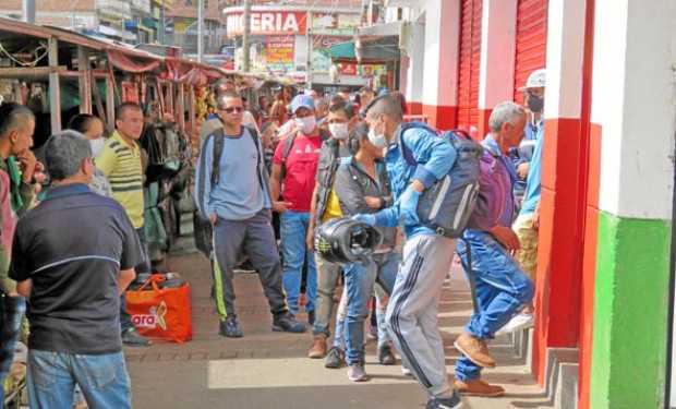 El ingreso a los supermercados debe hacerse con tapabocas. La medida apenas entró en vigencia el fin de semana. 