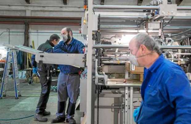 España recupera actividad económica en pleno debate por riesgo de repunte de covid-19. 