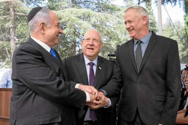 Benjamín Netanyahu, primer ministro de Israel, en compañía del presidente, Reuvén Rivlin, y de Beny Gantz. 