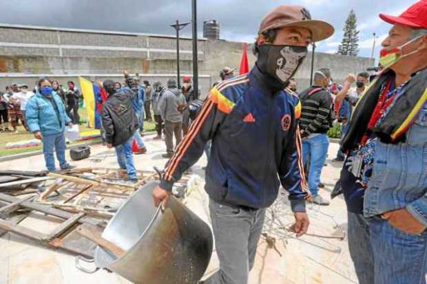 Un hombre con una olla participa en las protestas para pedir ayudas alimentarias por parte del Gobierno nacional en las calles d