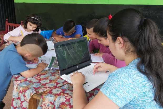 Aprenden a estudiar entre seis