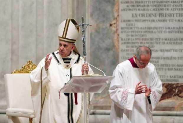Papa Francisco durante la Vigilia Pascual.