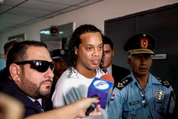 Arresto domiciliario a Ronaldinho tras pago de fianza millonaria