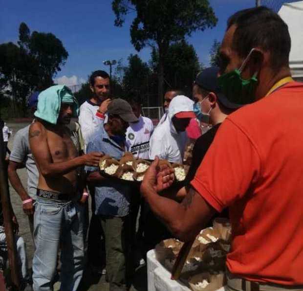 Empresa de universitarios en Manizales endulzó a habitantes de calle