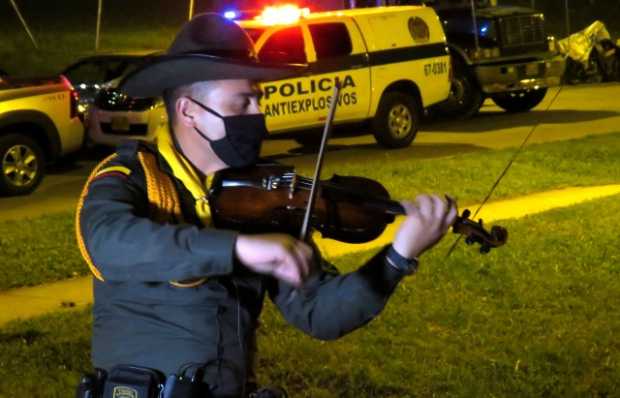 El subintendente Yovany Díaz fue quien tuvo la idea de alegrar a las personas con su música. Además de su labor en la Policía, e