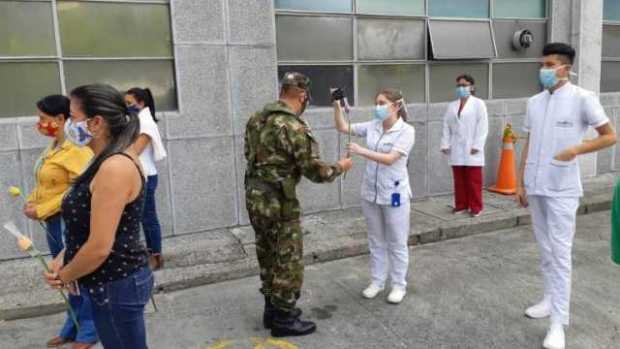 Batallón Ayacucho rinde homenaje a personal de salud 
