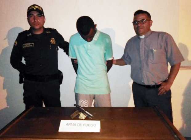 Capellán de la Policía de Cartagena agarró al Diablito Capellán de la Policía de Cartagena agarró al Diablito