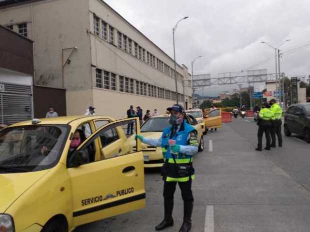 Fumigan los vehículos de servicio público en Manizales