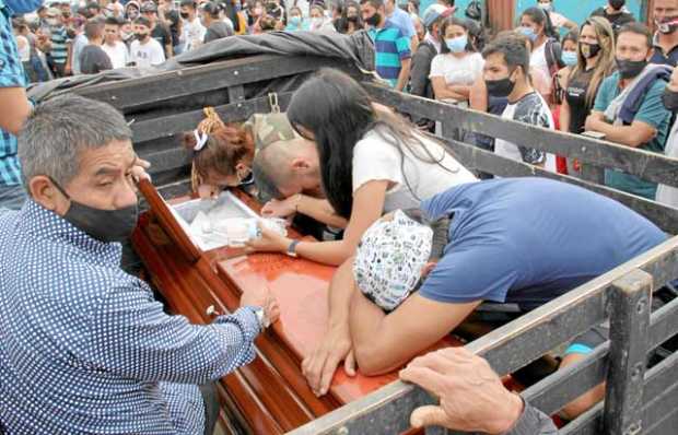 Familiares se despiden a una de las ocho víctimas de la masacre de nueve personas en Samaniego (Nariño). 