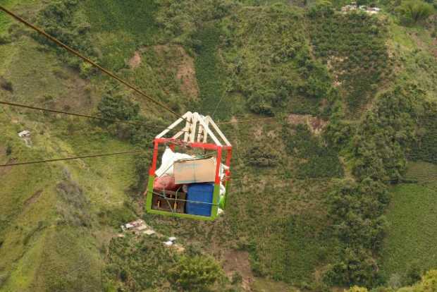 La carga viaja por el aire entre Montebonito (Marulanda) y Manzanares 