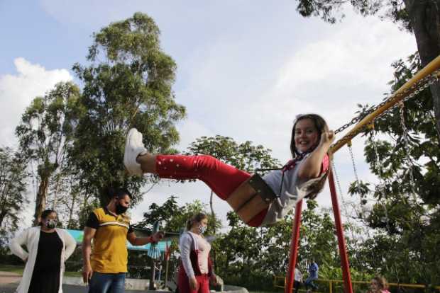 Juliana Peña salió con su familia a disfrutar de una tarde fresca al parque infantil que se encuentra al frente del edificio con
