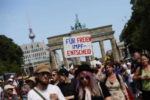 Marcha negacionista de Berlín (Alemania) proclama el fin de la pandemia en pleno repunte