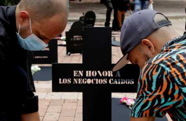 Comerciantes del centro histórico de Cartagena realizaron ayer un entierro simbólico como protesta por la falta de acompañamient