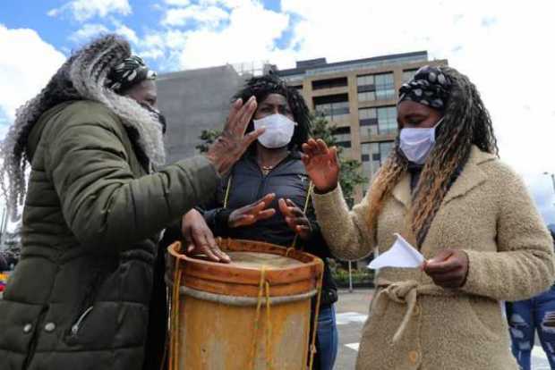 Un grupo de mujeres toca tambor durante una manifestación contra las masacres hoy, en Bogotá. 