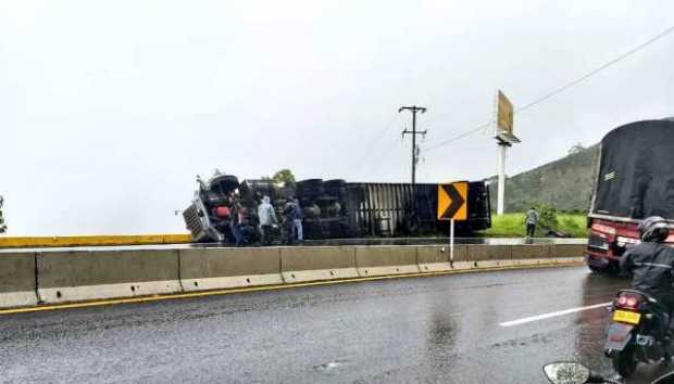 Sin heridos volcamiento de tractomula en la doble calzada Chinchiná-Manizales