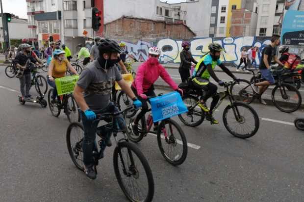 Ciclistas de Manizales ruedan por la Avenida Santander en protesta por el retiro de la ciclobanda