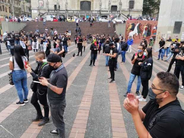 Ciudadanos se reunieron en la Plaza de Bolívar para rechazar las masacres de los últimos días en Colombia 