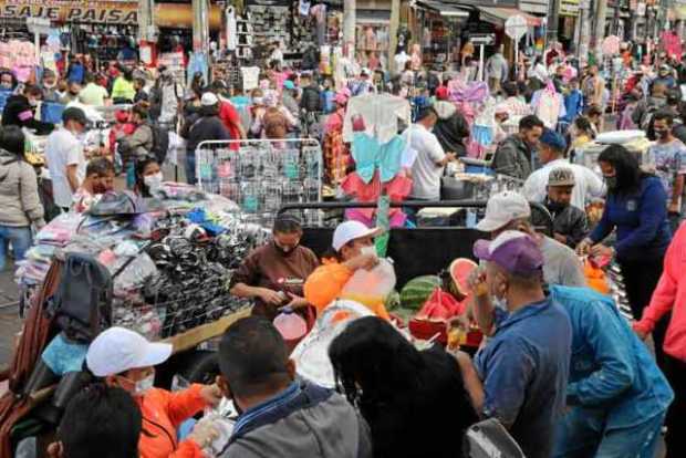 Los lugares donde los ciudadanos hacen compras y aprovechan los descuentos de fin de año, pueden ser focos de contagio que conge